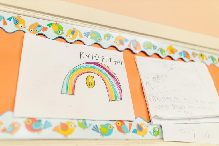 Jak skutecznie organizować prace plastyczne dzieci – praktyczne porady